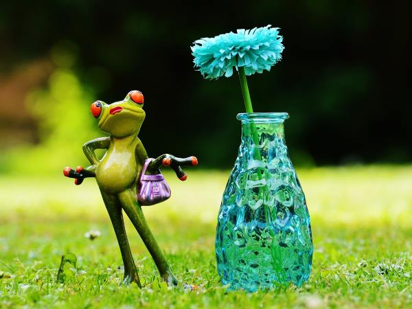 whimsical garden art frog posing600x450